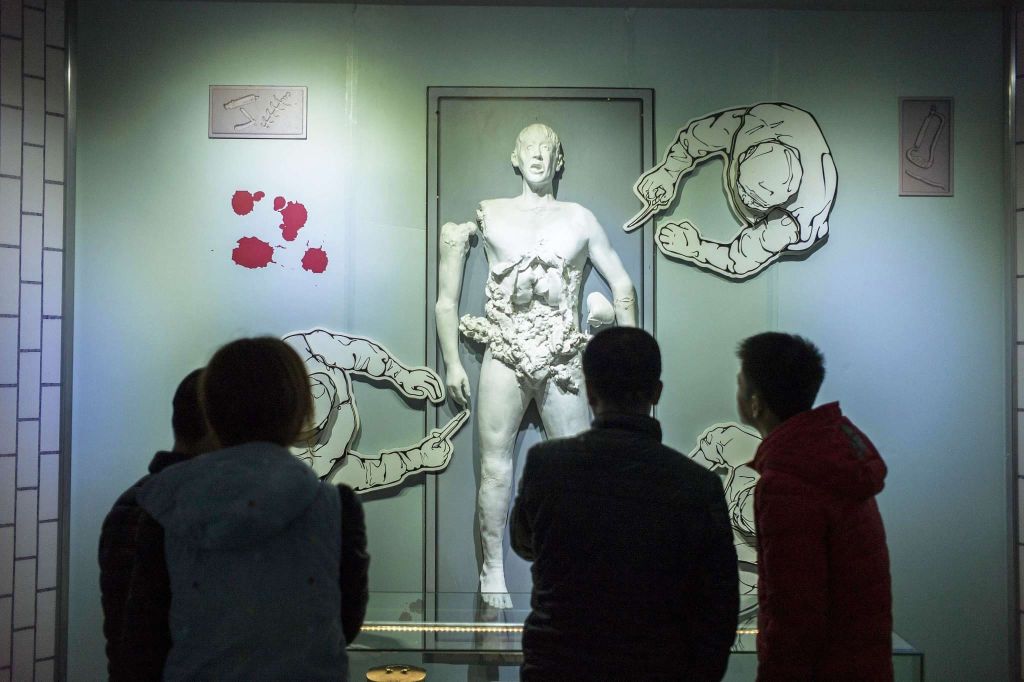 7 de enero de 2015: Los visitantes miran una escena de experimentos humanos en el museo de la Unidad 731 en Harbin, provincia de Heilongjiang, noreste de China