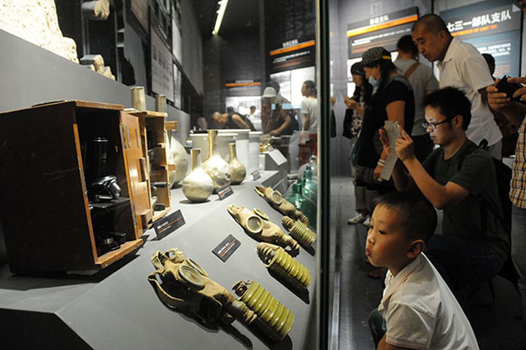 Los visitantes miran exhibiciones en el Museo de Evidencia de Crímenes de Guerra de la Unidad del Ejército Japonés 731, en Harbin, provincia de Heilongjiang, el 15 de agosto, el día en que el museo se abrió al público.
