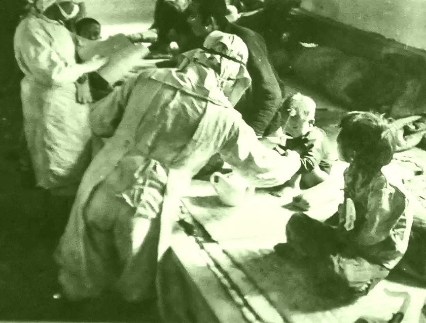 Los investigadores de la Unidad 731 realizan experimentos bacteriológicos con niños cautivos en el condado de Nongan, en la provincia de Jilin, en el noreste de China. Noviembre de 1940 
