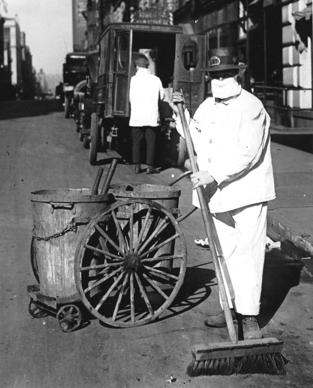 Una barredora de calles de la ciudad de Nueva York que llevaba una máscara durante la epidemia de gripe de 1918