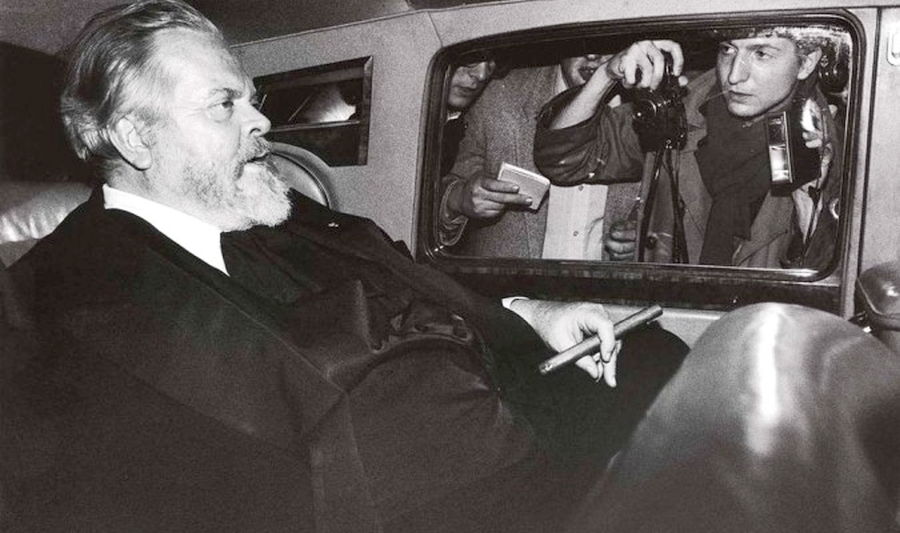 Orson Welles acosado por la prensa