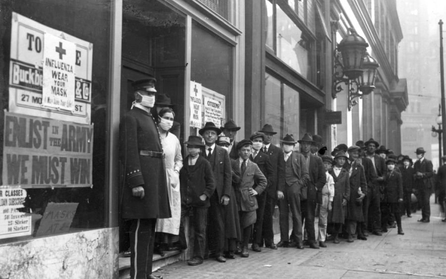 La gente hace cola para conseguir máscaras antigripales en la calle Montgomery de San Francisco en 1918 (Hamilton Henry Dobbin)