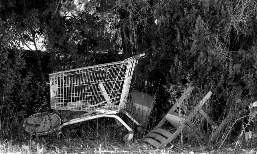 Carro de la compra de un supermercado robado y abandonado