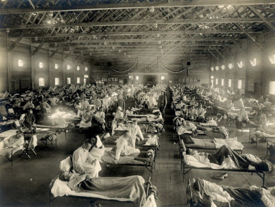 Imagen de los archivos del Museo Nacional de Salud y Medicina de EE. UU., se puede observar una base del ejército de los EE. UU., en el estado de Kansas llena de pacientes con gripe alrededor de 1918