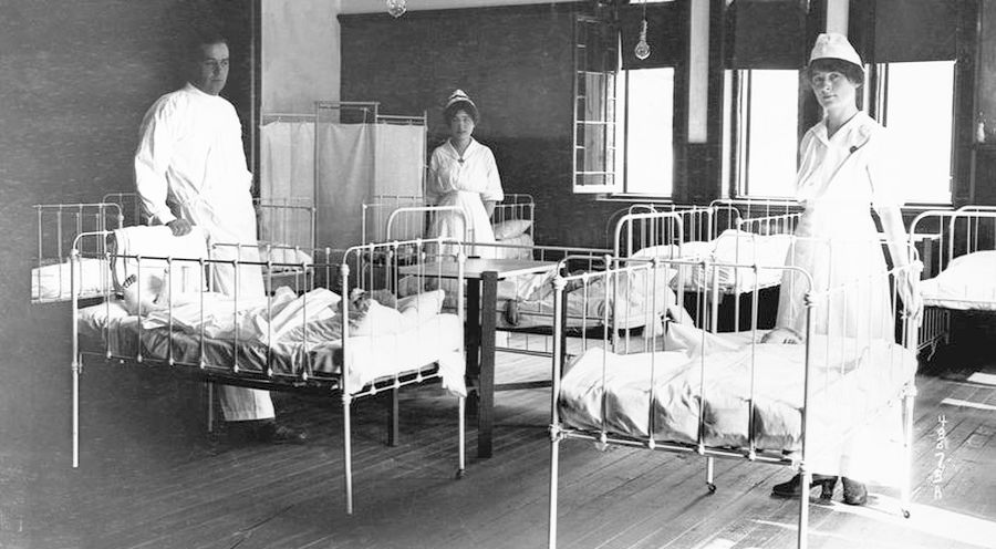 El Dr. L.M. Sims y las enfermeras Sra. Callahan y Sra. McCormick en una sala de hospital con víctimas de la epidemia de parálisis infantil de 1916 en Beacon, NY.