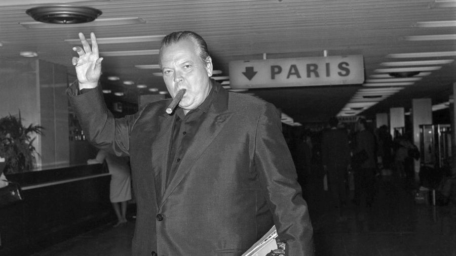 Orson Welles en el aeropuerto de París