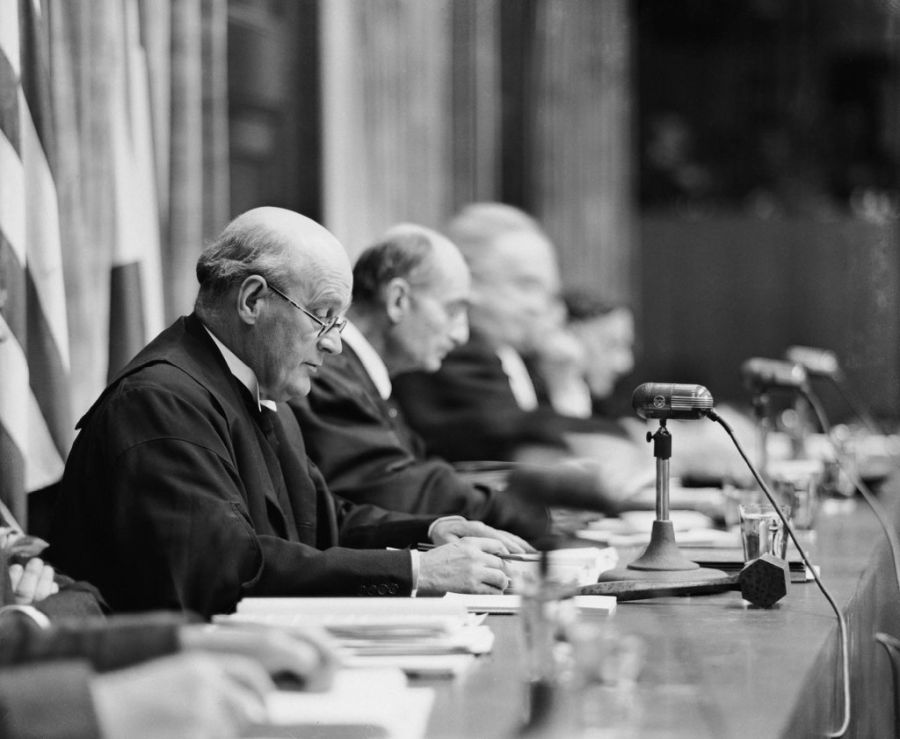 El Presidente del Tribunal Internacional de Crímenes de Guerra, Lord Justice Geoffrey Lawrence lee parte de los veredictos finales.