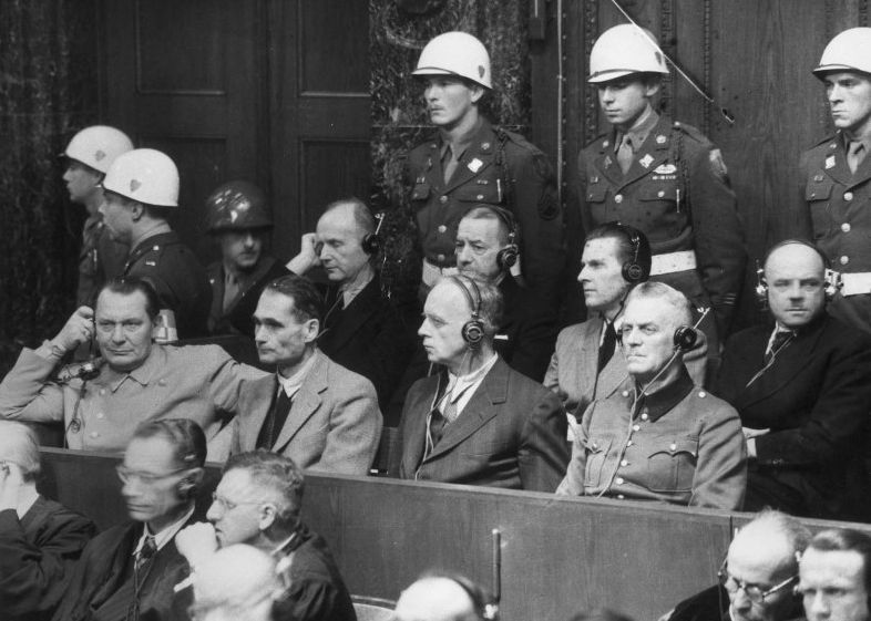 De izquierda a derecha (primera fila): Hermann Goering, Rudolf Hess, Joachim von Ribbentrop y Wilhelm Keitel, (de izquierda a derecha, fila de atrás) Karl Dönitz, Erich Raeder, Baldur von Schirach, y Fritz Sauckel.