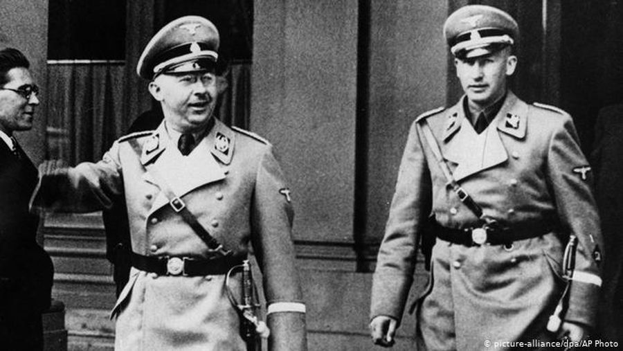 Reinhard Heydrich (der.) y el jefe de la Gestapo, Heinrich Himmler