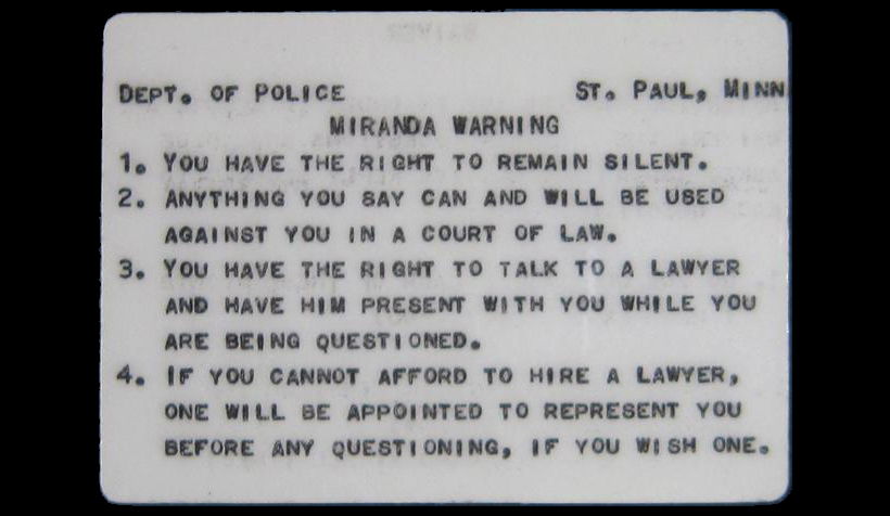 Tarjeta con el texto de la ley Miranda para leerse al detenido