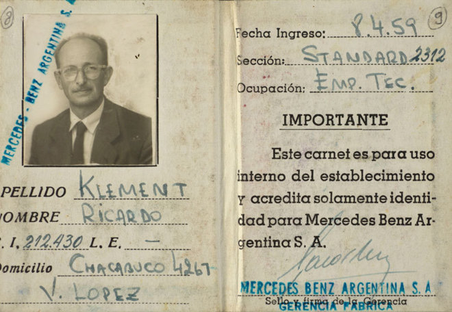 Carnet de la fábrica Mercedes donde trabajaba Eichmann