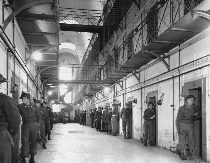 Durante el juicio de Nuremberg, guardias estadounidenses mantienen vigilancia constante sobre los principales criminales de guerra nazis en la prisión anexa al Palacio de Justicia. Nuremberg, Alemania, noviembre de 1945.