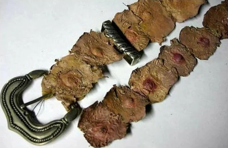 Cinturón realizado con pezones humanos de las víctimas