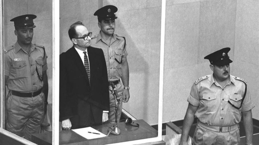 Eichmann encerrado en la urna reforzada durante el juicio en Israel