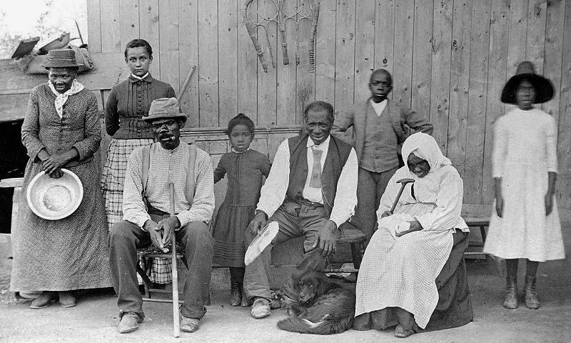 Araminta Ross (después Harriet Tubman) nació bajo la condición de esclava en el Condado de Dorchester, Maryland. Aquí la vemos, a la izquierda, junto a su familia liberada.