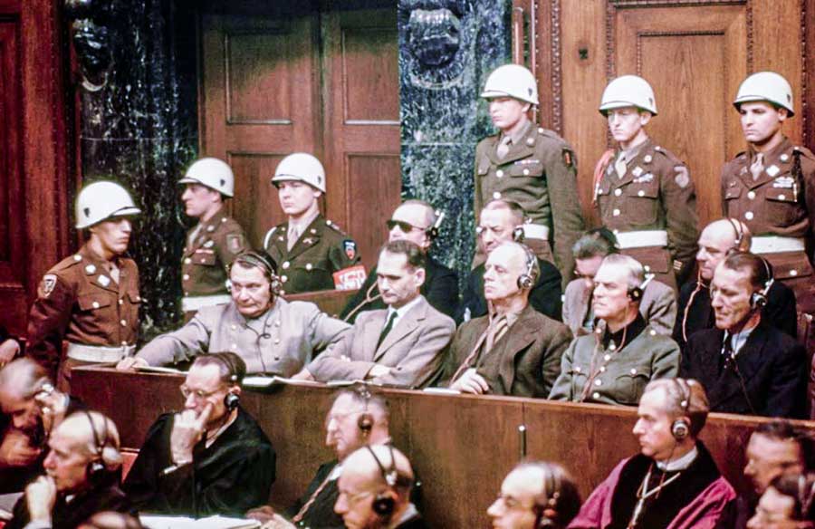 Juicios de Nuremberg. De izquierda a derecha en primera linea: Hermann Goering, Rudolf Hess, Joachim Von Ribentropp, Wilhelm Keitel y Ernst Kaltenbruenner