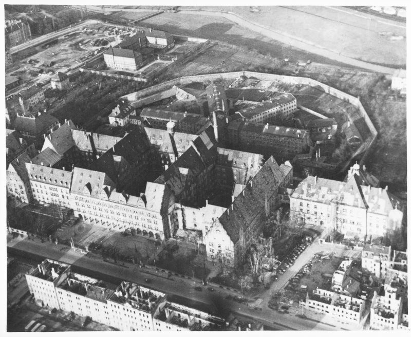 Vista aérea del Palacio de Justicia de Nuremberg, donde el Tribunal Militar Internacional juzgó a 22 oficiales alemanes de alto rango por crímenes de guerra. Nuremberg, Alemania, noviembre de 1945.