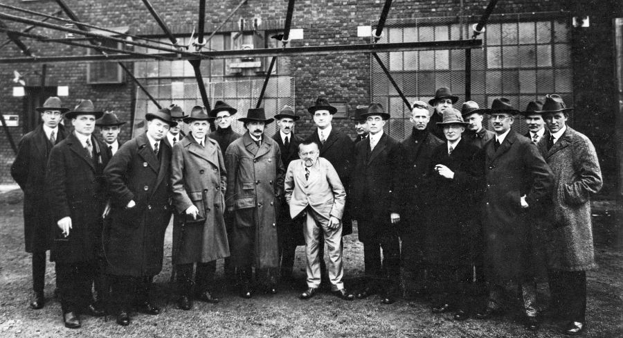 Charles Steinmetz (centro), con Albert Einstein (a la izquierda de Steinmetz) y un equipo de ingenieros de General Electric en 1921.