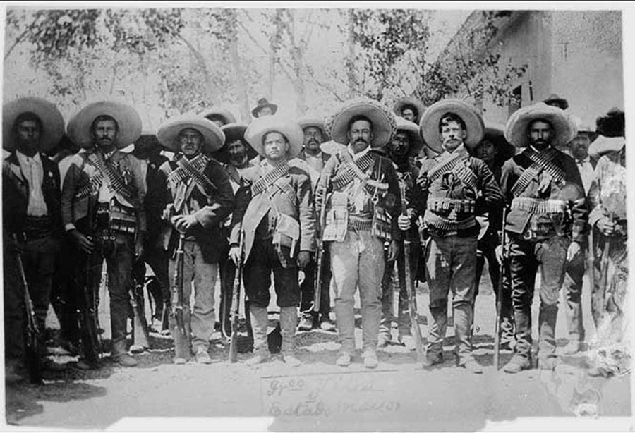 Pancho Villa con algunos de sus revolucionarios hombres