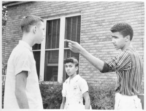 Johnny Gray, de 15 años, señala con un dedo de advertencia a uno de los dos chicos blancos que trataron de forzarlo a él y a su hermana, Mary, a salir de la acera cuando iban a la escuela en Little Rock, Arkansas, el 16 de septiembre de 1958.