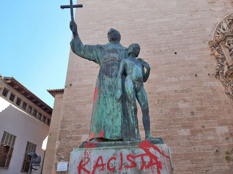 La estatua del sacerdote católico español Junípero Serra fotografiada en Palma de Mallorca el 22 de junio de 2020, después de que fuera embadurnada con un graffiti que decía Racista.