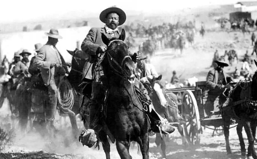 Pancho Villa cabalgando
