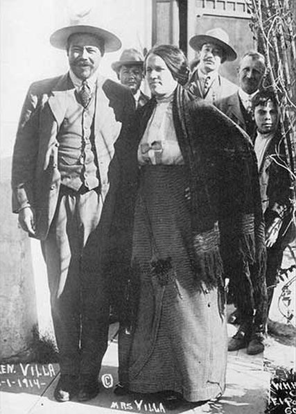 Pancho Villa posa con una de sus muchas mujeres