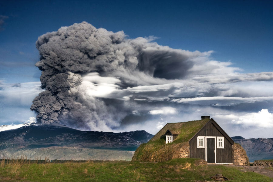 El volcán Eyjafjallajökull es un cono alargado, con una base elíptica de 25 km de largo por 15 km de ancho, separada por una franja ancha de 3 a 5 kilómetros de tierras bajas que la separa de la costa sur de Islandia.