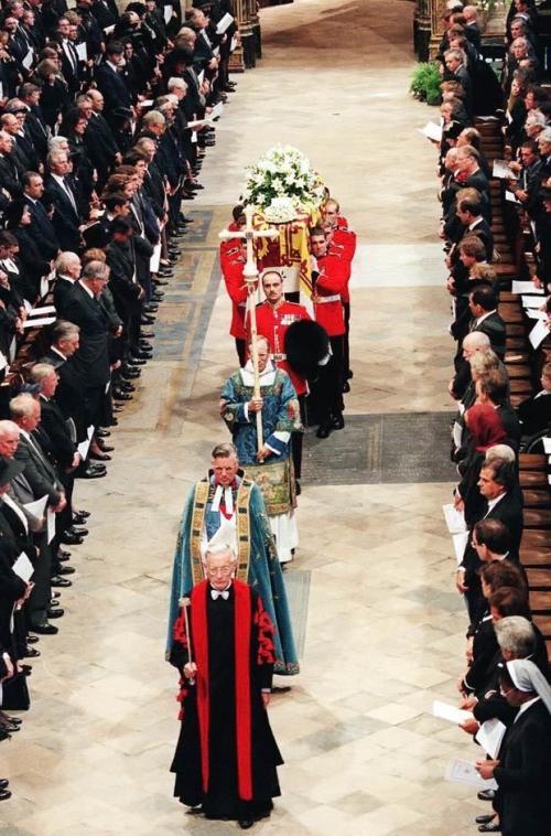 El ataúd de Diana, envuelto en el estandarte real con un borde de armiño,entranado en la Abadía de Westminster