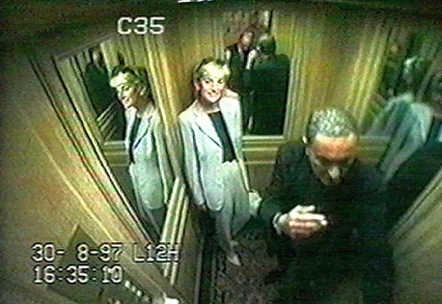 Lady Di y Dodi Al-Fayed en el ascensor del hotel antes de abandonarlo