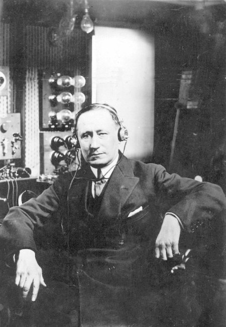 Marconi delante de uno de sus inventos