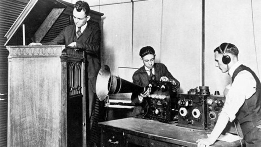  Fotografía de los preparativos para una transmisión del "Detroit News Radiophone" (THE TALKING MACHINE WORLD) 