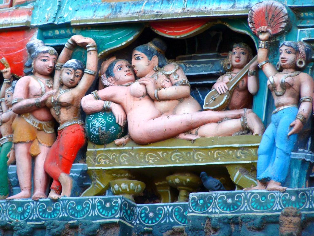 Figuras en actitud sexual en un templo hindu