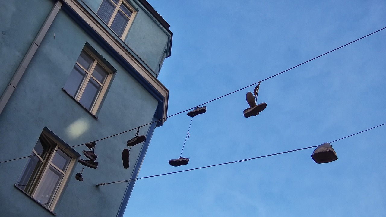 Zapatos colgados en los cables que cruzan una calle