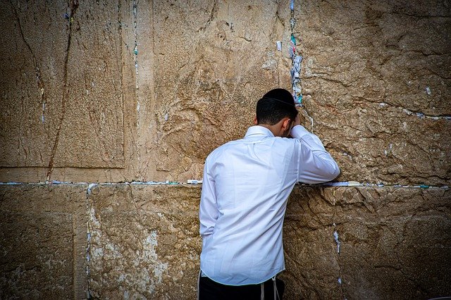 Judío rezando en el muro de las lamentaciones