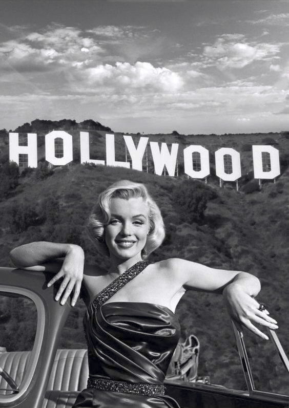 Marilyn Monroe con el cartel anunciador de Hollywood de fondo