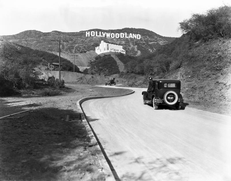 Un cartel anuncia la apertura de la urbanización Hollywoodland en las colinas de Mulholland Drive