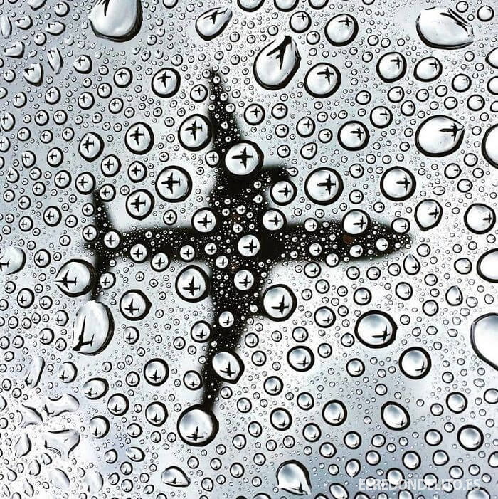 Avión reflejado en gotas de lluvia