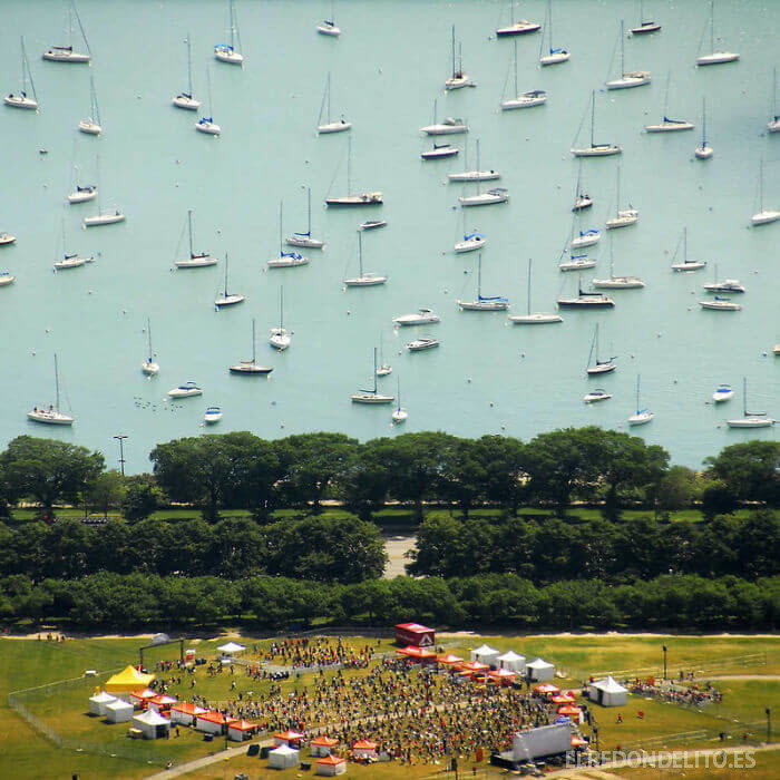 Barcos flotando en el aire