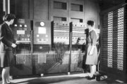 ENIAC, acrónimo de Electronic Numerical Integrator And Computer (Computador e Integrador Numérico Electrónico)