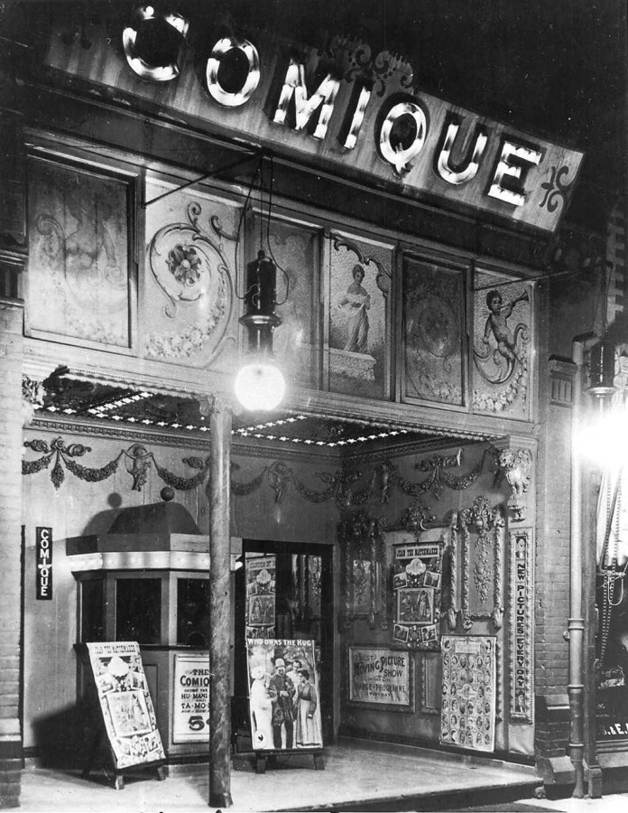 Un Teatro Nickelodeon en Toronto, Ontario, Canadá, circa 1910. Los Nickelodeons a menudo utilizaban carteles llamativos y fachadas ornamentadas para atraer clientes, pero dentro estaban las paredes desnudas y los asientos duros.