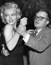 Truman Streckfus Persons más conocido como Truman Capote bailando con Marilyn Monroe