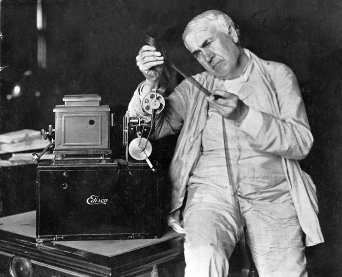 Edison revisando un rollo de película