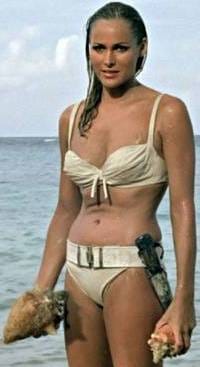 Ursula Andress ejerciendo de chica Bond con la nueva prenda de baño, el bikini