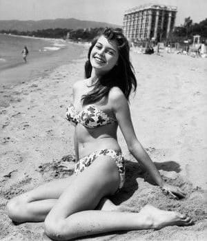 Brigitte Bardot posando en la playa de Cannes con su bikini