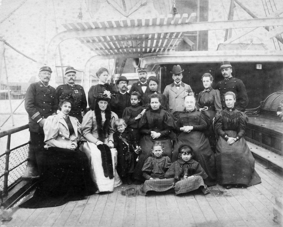En 1897, Margaretha (primera fila, a la izquierda) siguió a su marido (segunda fila, desde la izquierda) en barco hasta su destino en las Indias Orientales Holandesas. En particular, lleva el mismo vestido que en la foto anterior.