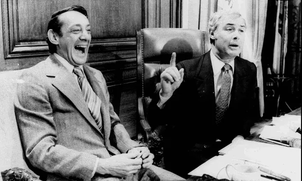 El supervisor de San Francisco Harvey Milk, a la izquierda, y el alcalde George Moscone en abril de 1977 en el despacho del alcalde durante la firma de la ley de derechos de los homosexuales de la ciudad. Fotografía: Associated Press