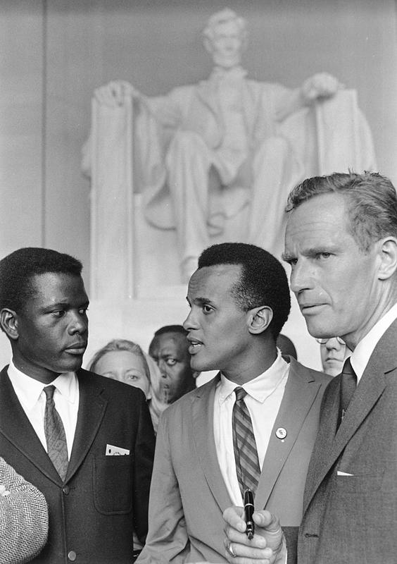 Poitier en la Marcha de 1963 en Washington por el Empleo y la Libertad, junto a los actores Harry Belafonte y Charlton Heston. (Archivos Nacionales de College Park/Wikimedia Commons)