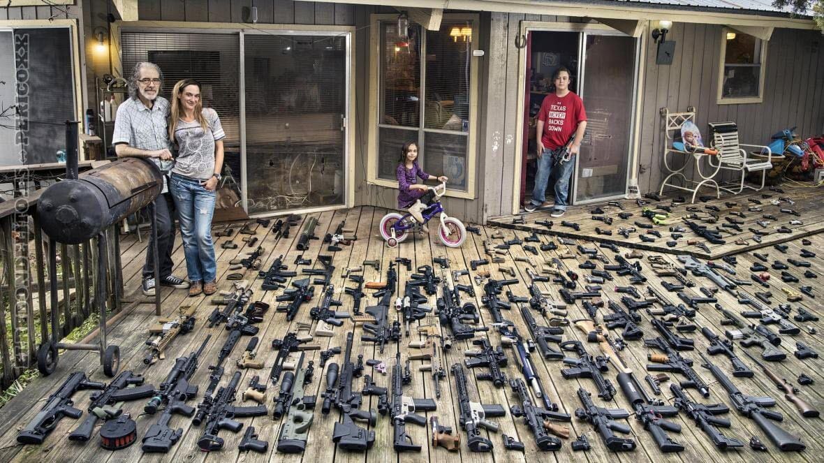 Joel, de 44 años, y Lynne, de 43, en Austin, Texas, con sus hijos y el 80% de su colección de armas 