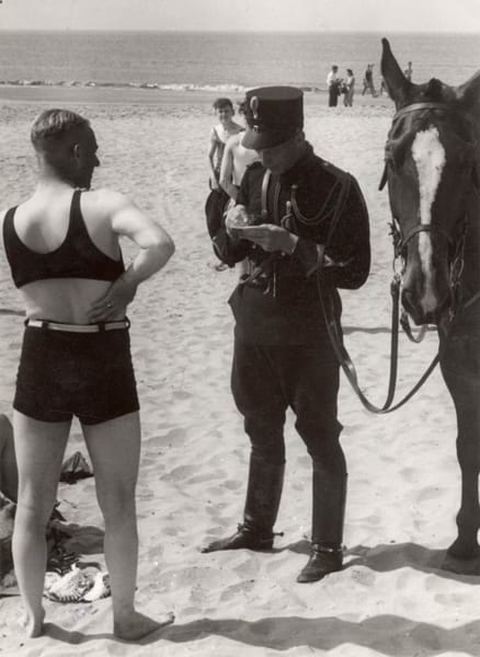 Un hombre en la playa de Heemskerk, Holanda es multado por no llevar ropa «decente», 1931.